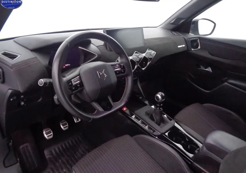 Intérieur noir du DS3 Crossback 2021 vu côté conducteur, volant compact et levier de vitesse manuel en vue rapprochée.