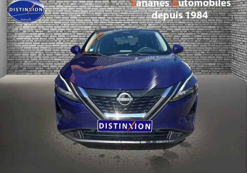 Vue frontale d'un Nissan Qashqai 1.5 e-Power bleu foncé avec calandre V-Motion et phares LED fins.