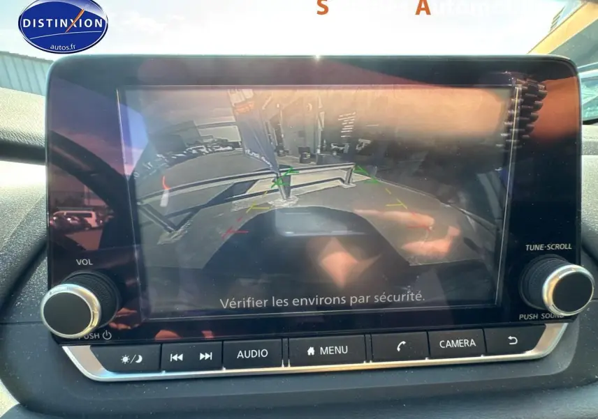 Écran tactile du Nissan Qashqai Business Edition 2023 montrant la caméra de recul en marche.