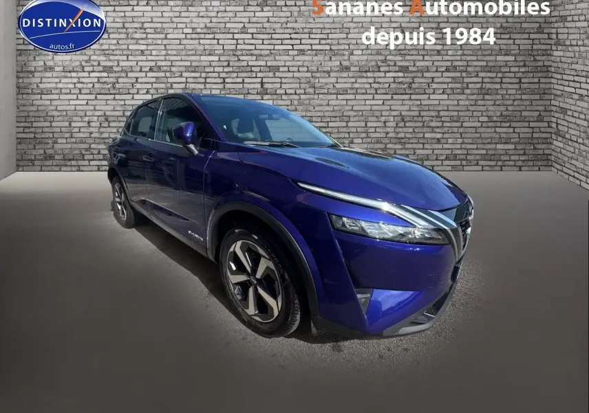 Nissan Qashqai 1.5 e-Power bleu foncé vu en 3/4 avant gauche avec jantes alliage et badges e-POWER visibles.