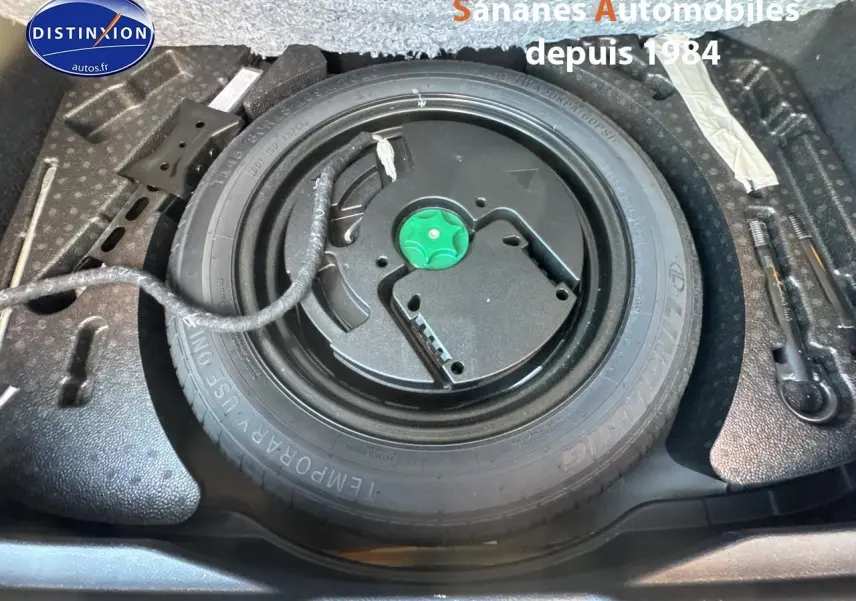 Roue de secours temporaire dans le coffre du Nissan Qashqai 1.5 e-Power Business Edition 2023, vue rapprochée.