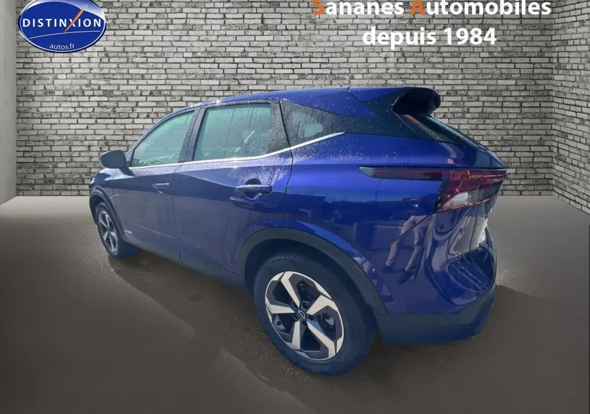 Vue 3/4 arrière gauche du Nissan Qashqai 1.5 e-Power Business Edition bleu foncé avec jantes alliage 18 pouces.