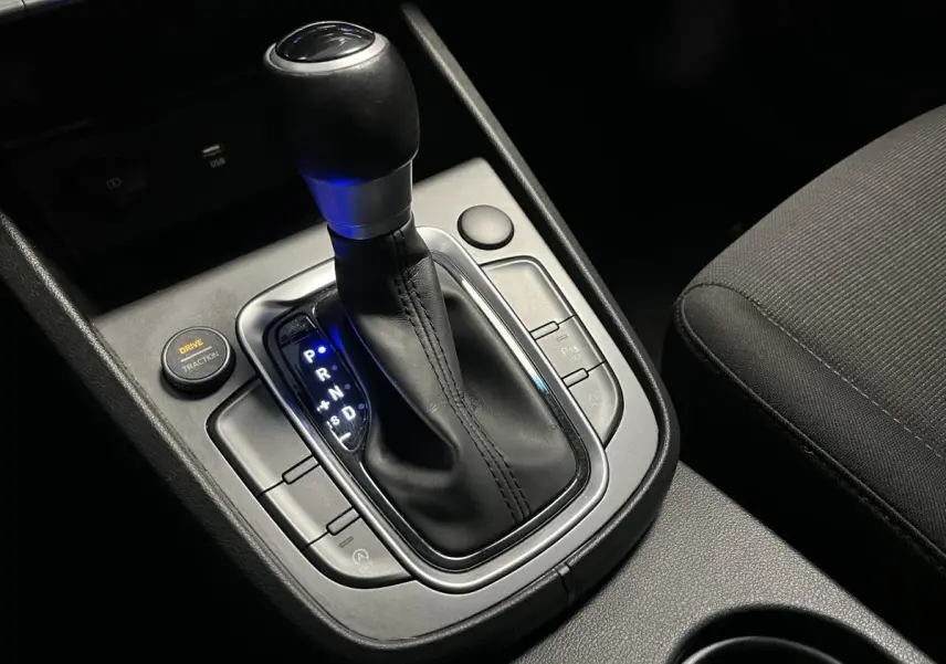 Le levier de vitesses automatique en cuir noir du Hyundai Kona 1.6 CRDi Hybrid 48V Business, vue intérieure rapprochée.