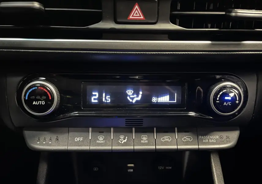 Panneau de commande de climatisation automatique du Hyundai Kona 2022, affichant 21,5°C et réglage ventilateur.