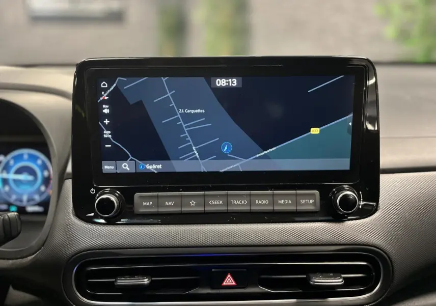 Écran tactile central du tableau de bord du Hyundai Kona 2022 affichant la navigation GPS sur fond noir.