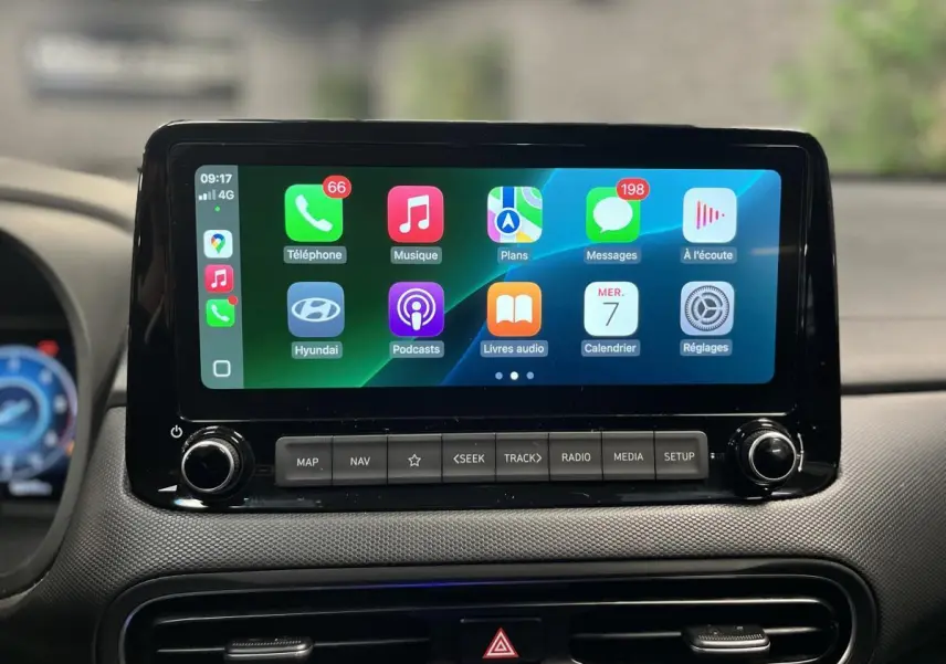 Écran tactile multimédia de la Hyundai Kona 2022 affichant Apple CarPlay avec icônes colorées, vue intérieure frontale.