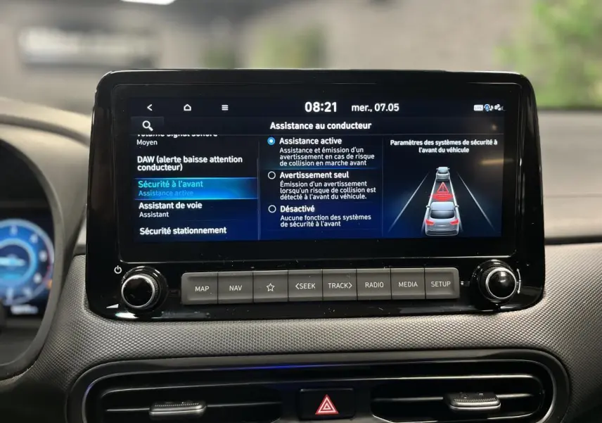 Écran tactile du système multimédia du Hyundai Kona 2022 affichant les options d'assistance à la conduite.