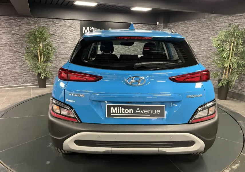 Vue arrière d'un Hyundai Kona bleu avec pare-chocs noir et plaque d'immatriculation Milton Avenue.