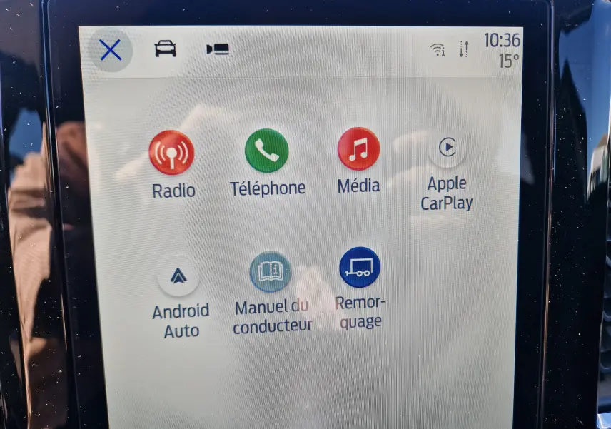 Écran tactile central du Ford Ranger Super Cabine 2026 affichant les options Radio, Téléphone, Média et Apple CarPlay.