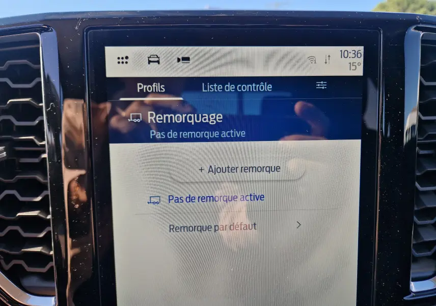 Écran tactile intérieur du Ford Ranger Super Cabine 2026 affichant le menu de remorquage sans remorque active.