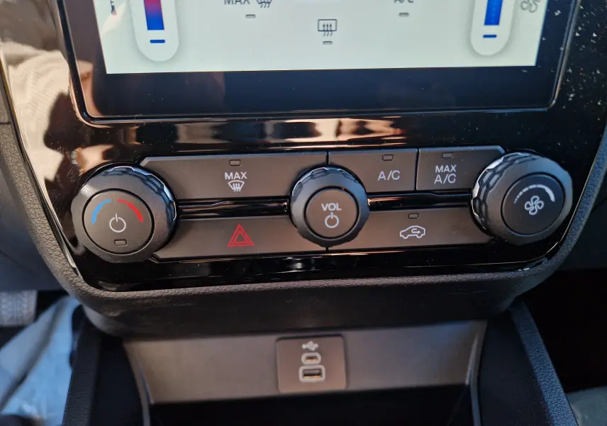 Gros plan sur la console centrale du Ford Ranger Super Cabine 2026, avec commandes climatisation et volume en finition noire brillante.