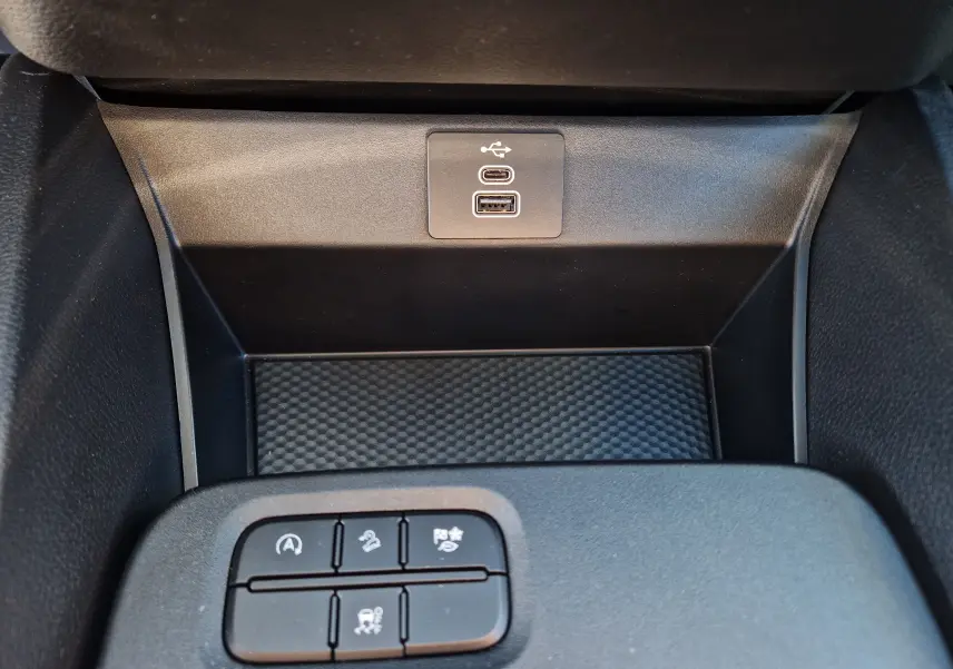 Gros plan sur la console centrale du Ford Ranger Super Cabine 2026, montrant ports USB et boutons de contrôle noirs.