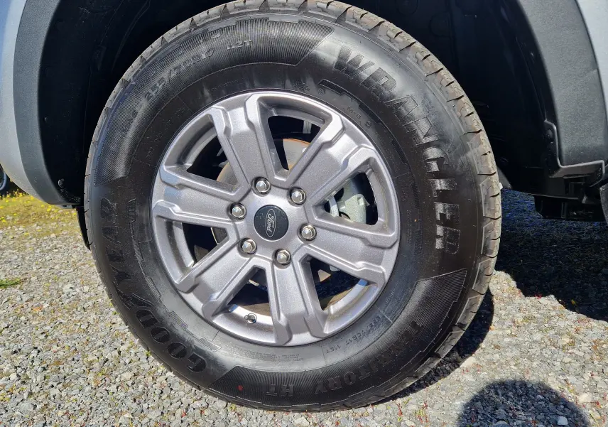 Gros plan sur la roue avant droite du Ford Ranger Super Cabine gris Iconic avec jante alliage et pneu Goodyear Wrangler.