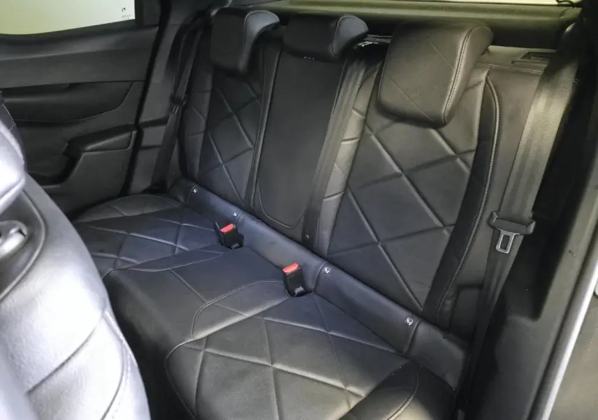 Vue intérieure de la banquette arrière en cuir noir grainé du DS3 Crossback 2022, avec appuie-têtes et ceintures visibles.