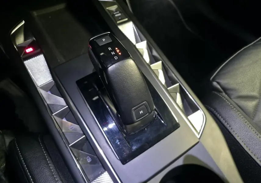 Gros plan sur le levier de vitesses automatique noir dans l’habitacle cuir noir du DS3 Crossback gris.