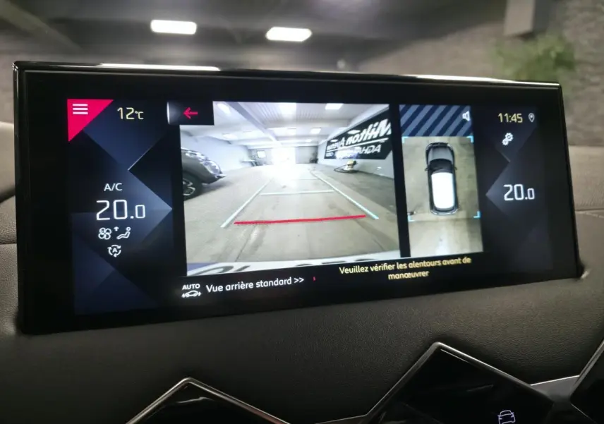 Écran central affichant la caméra de recul et vue 360° du DS3 Crossback gris dans un parking intérieur.