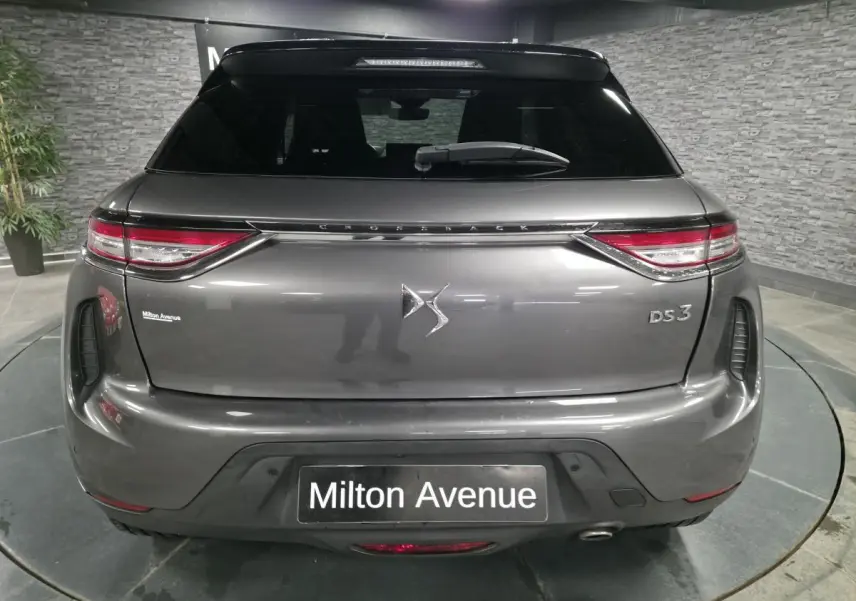 Vue arrière d'un DS3 Crossback gris métallisé avec feux LED et logo DS centré sur le hayon.