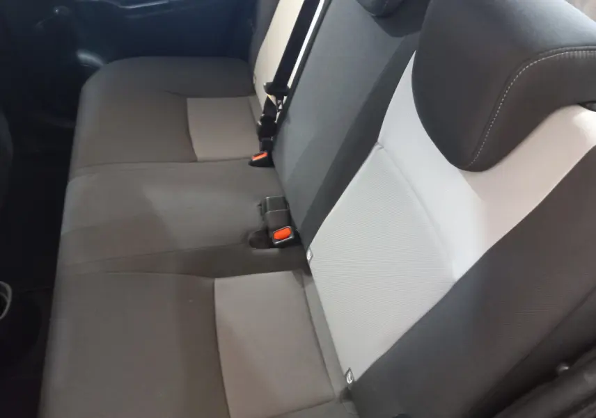 Vue intérieure en gros plan de la banquette arrière bicolore grise de la Toyota Yaris 2018 hybride France Business.