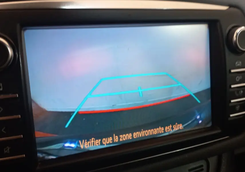 Écran tactile montrant la caméra de recul avec lignes de guidage de la Toyota Yaris hybride noire, version 2018.