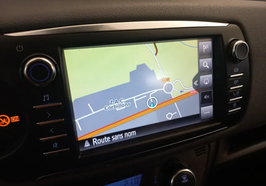 Écran tactile de navigation 7 pouces affichant une carte dans le tableau de bord noir de la Toyota Yaris hybride.