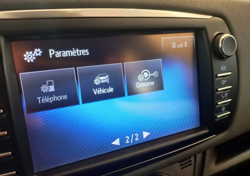 Écran tactile du système multimédia de la Toyota Yaris 2018 affichant le menu paramètres en intérieur.