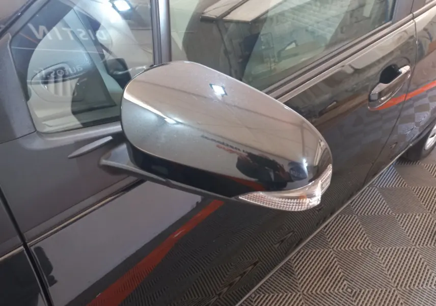 Rétroviseur côté gauche noir avec clignotant intégré sur Toyota Yaris 2018 vue rapprochée du côté conducteur