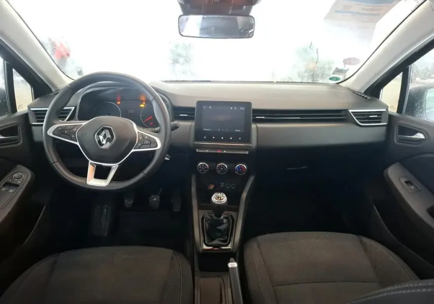 Intérieur de la Renault Clio 2022 Business, vue frontale du tableau de bord avec volant multifonction et boîte manuelle.
