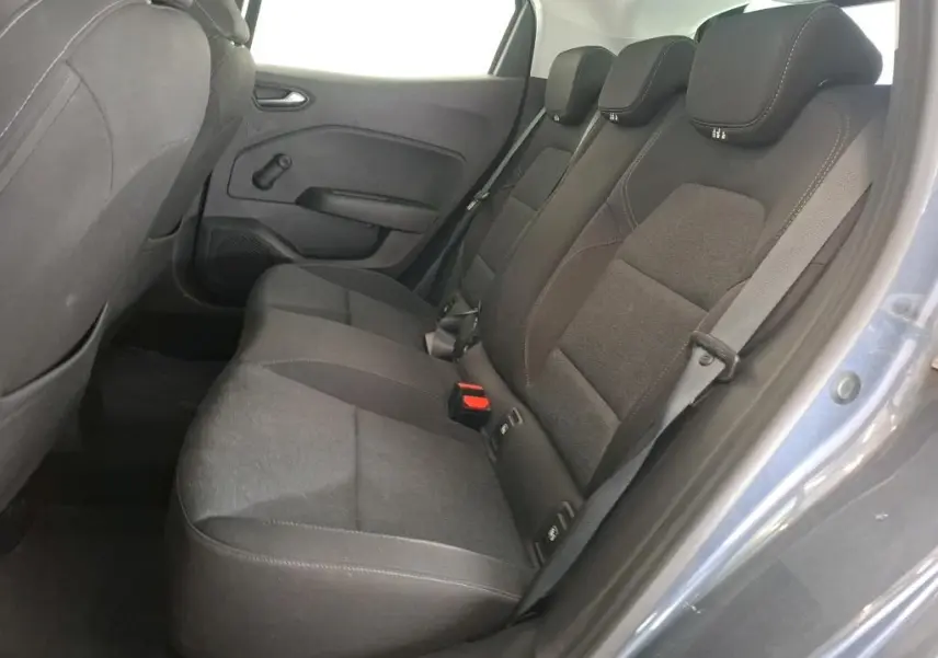 Vue intérieure côté droit des sièges arrière en tissu noir de la Renault Clio 5P Berline Business gris titanium 2022.