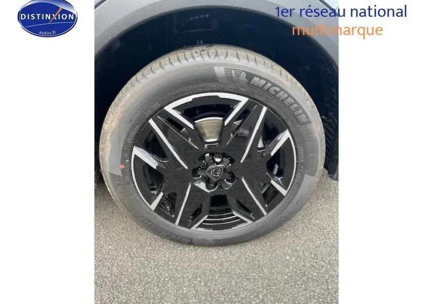 Gros plan sur la jante alu noire et argentée avec pneu Michelin du côté gauche du Peugeot 3008 gris titane.