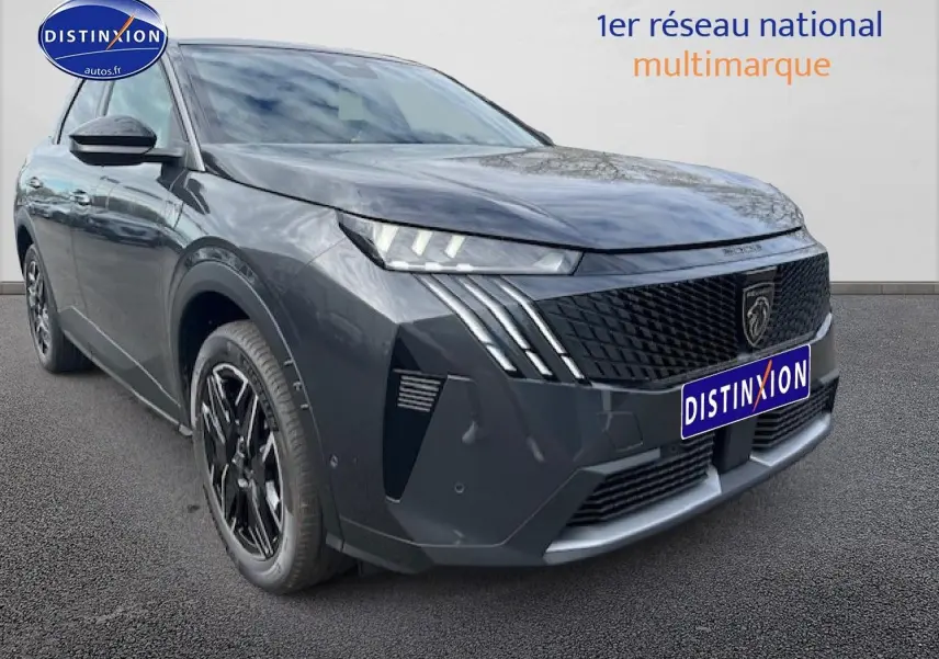 Peugeot 3008 gris titane en 3/4 avant droit, mettant en valeur sa calandre et ses phares LED distinctifs.