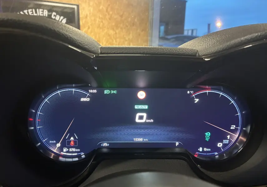 Tableau de bord numérique de l'Alfa Romeo Tonale 1.3 PHEV 280 BVA TI, affichage vitesse et compte-tours, éclairage bleu.