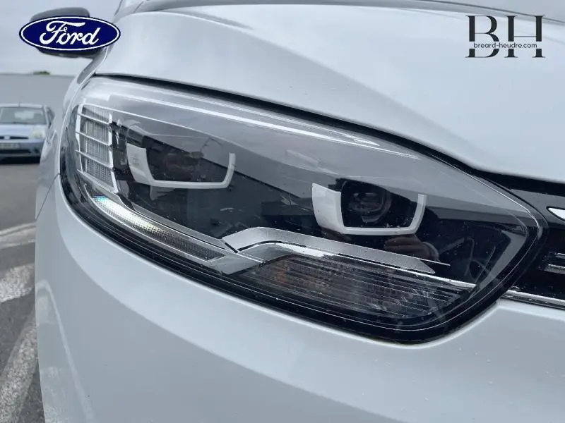 Gros plan sur le phare avant droit blanc nacré du Renault Scenic 1.3 TCe 140ch Techno 2022, avec détails LED distinctifs.