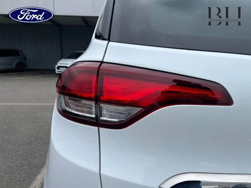 Gros plan sur le feu arrière droit blanc nacré d'une Renault Scénic 1.3 TCe 140ch Techno de 2022.