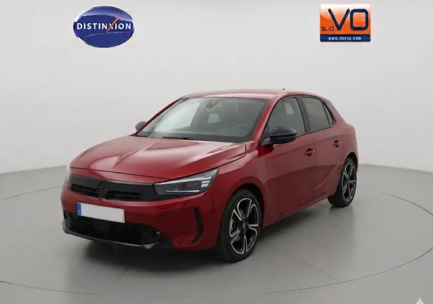 Opel Corsa 2025 rouge vue 3/4 avant droit, avec jantes alliage noires et calandre noire distinctive.