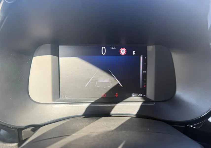Tableau de bord numérique de l’Opel Corsa 2025, affichant la vitesse à 0 km/h et l’indicateur de limite à 30 km/h.