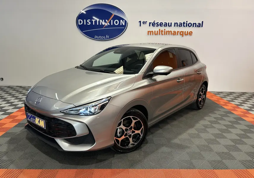 Vue 3/4 avant d'une MG3 Cosmic Silver 2026 avec jantes noires et logo MG visible sur la calandre.