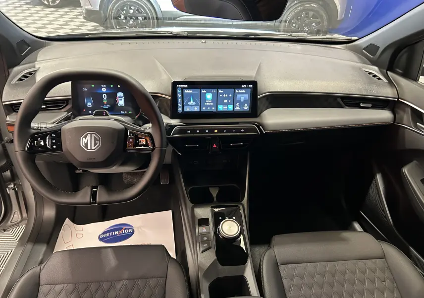 Vue intérieure du poste de conduite du MG3 1.5 Hybrid+ 195 Luxury avec tableau de bord moderne et écran tactile central.