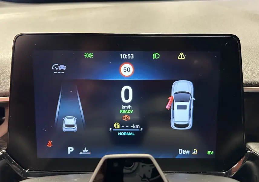 Écran numérique du tableau de bord du MG3 Cosmic Silver 2026, affichant la vitesse à 0 km/h et porte avant gauche ouverte.