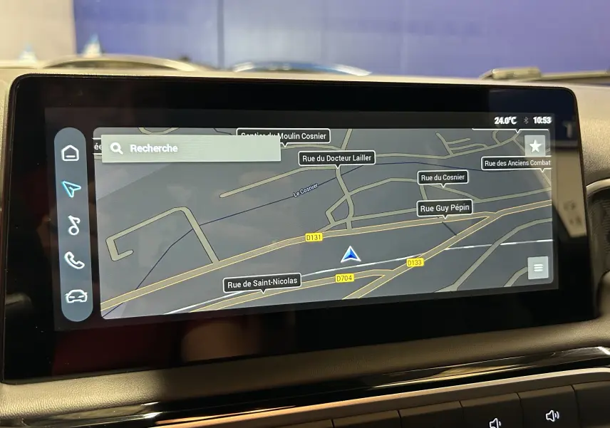 Écran tactile intérieur du MG3 Cosmic Silver 2026 affichant la navigation GPS avec carte détaillée en mode jour.