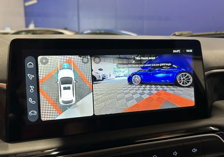 Écran de caméra 360° montrant une MG3 Cosmic Silver en vue plongeante et une voiture bleue en vue latérale droite.