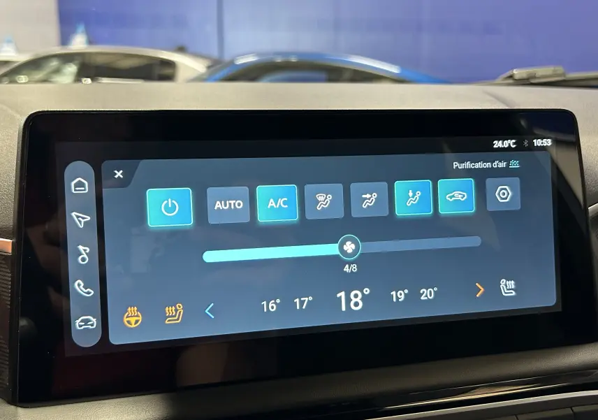 Écran tactile intérieur du MG3 Cosmic Silver 2026 montrant les réglages de climatisation et purification d'air.