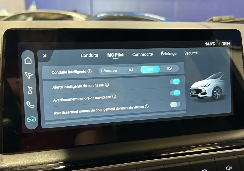 Écran tactile intérieur montrant les réglages MG Pilot avec illustration d'une MG3 blanche en vue 3/4 avant.
