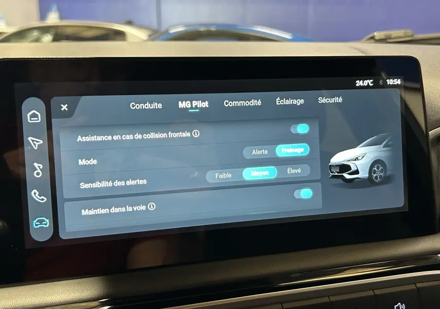 Écran tactile intérieur montrant les réglages MG Pilot avec illustration d'une MG3 Cosmic Silver vue de face côté droit.