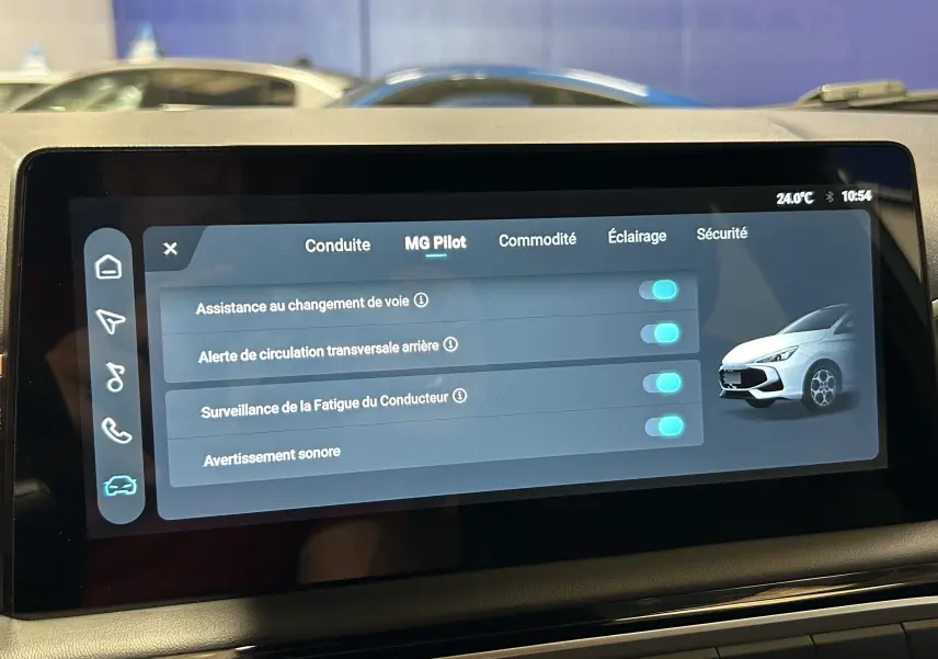 Écran tactile intérieur montrant les options d'assistance à la conduite du MG3 Cosmic Silver, vue de face du tableau de bord.