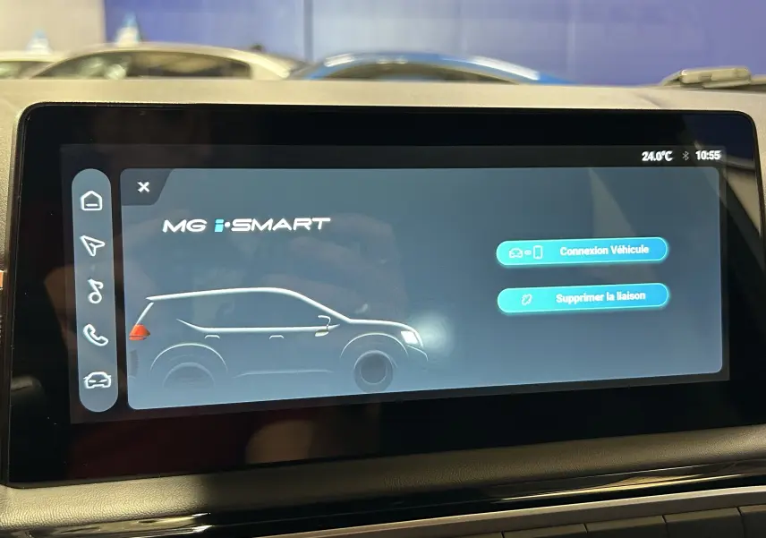 Écran tactile intérieur montrant l'interface MG i-Smart avec silhouette stylisée du MG3 en arrière-plan.