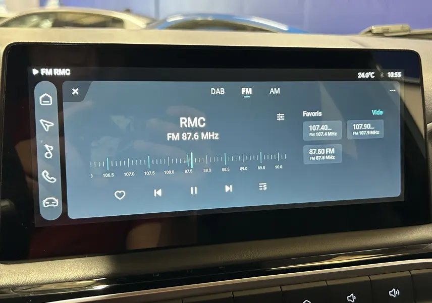 Écran tactile central de la MG3 Cosmic Silver 2026 affichant la radio FM sur fréquence 87.6 MHz, vue de face.