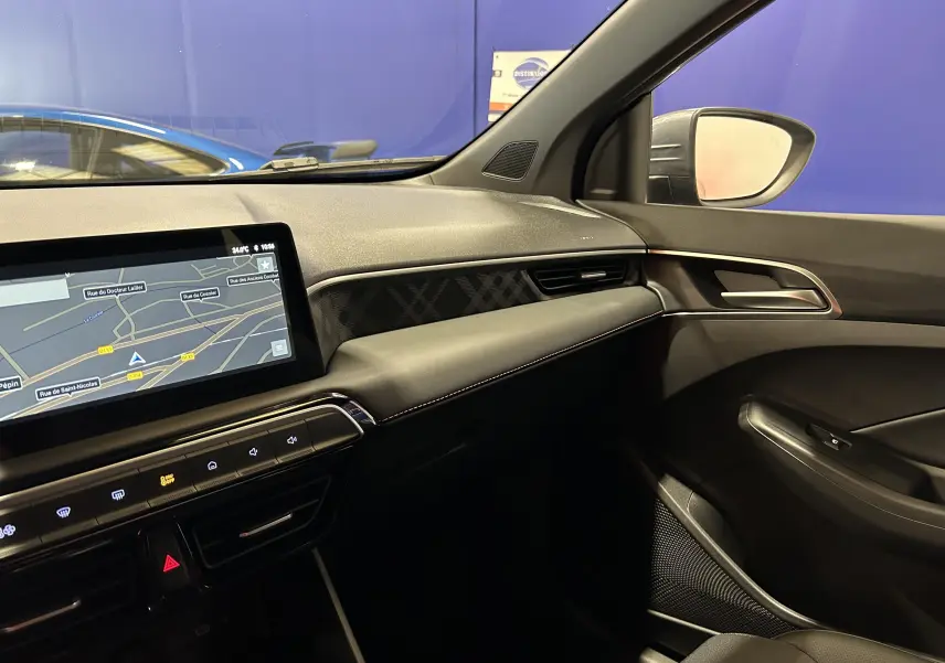 Vue intérieure côté passager du tableau de bord du MG3 1.5 Hybrid+ 195 Luxury avec écran GPS et finitions noires.