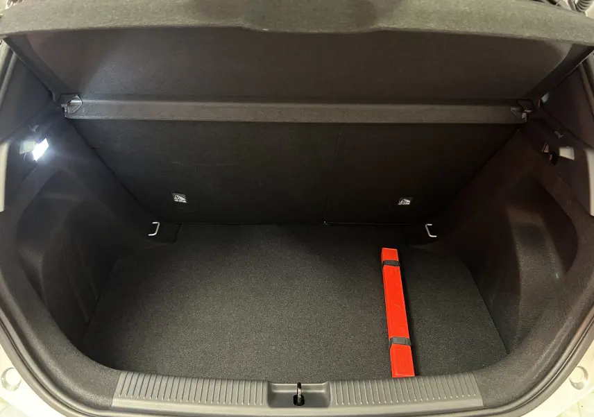 Coffre ouvert vu de face du MG3 Cosmic Silver 2026, intérieur noir avec triangle de sécurité rouge visible.