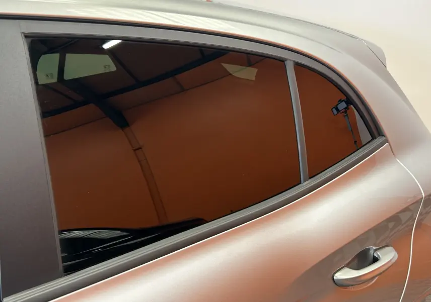 Vue latérale du côté droit de la porte arrière d'une MG3 Cosmic Silver 2026 avec vitre teintée et poignée intégrée.