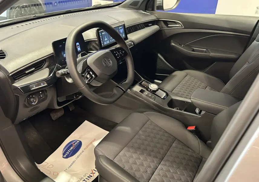 Vue intérieure côté conducteur du MG3 Cosmic Silver 2026, mettant en valeur le tableau de bord moderne et les sièges noirs.